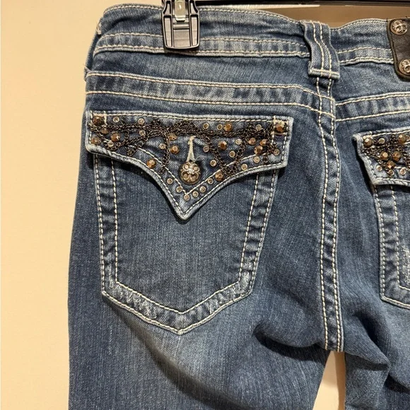 Miss Me Women’s Boot Cut Low Rise Jeans Sz 30 Embellished Flap Pocket Cowgirl - Picture 11 of 14